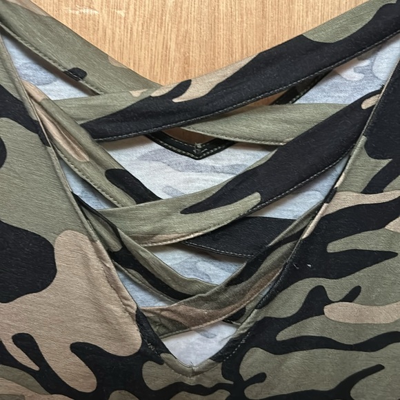 Rock and Republic long sleeved camouflage printed T-shirt. Size XXL. - Picture 6 of 7